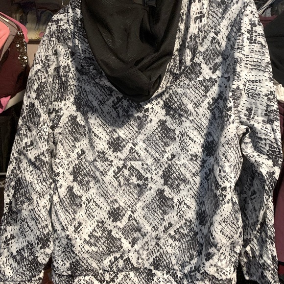 Victoria’s Secret PINK double lined snake print jacket - Picture 2 of 2